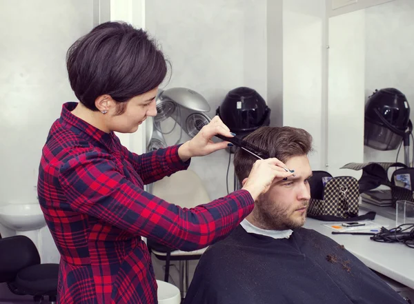 Молодий чоловік у перукарні — стокове фото