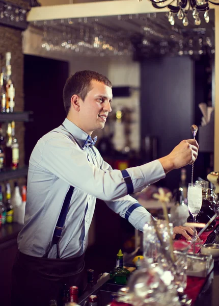 Junger Mann arbeitet als Barkeeper — Stockfoto