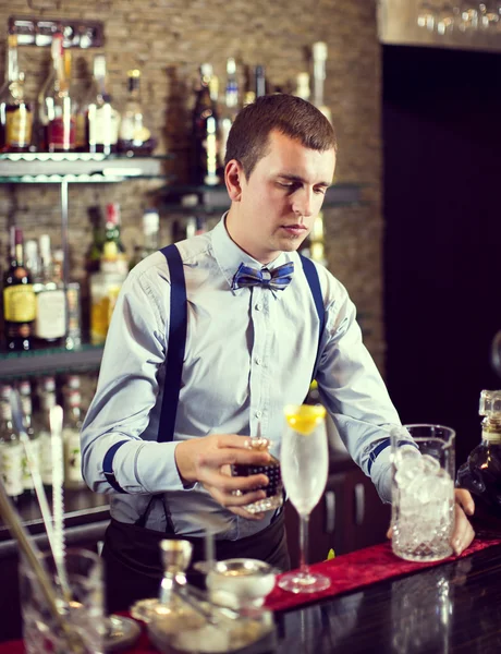 Молодий чоловік працює барменом — стокове фото