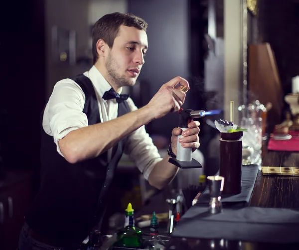 Jovem que trabalha como barman — Fotografia de Stock