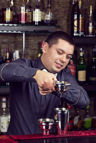 Jovem que trabalha como barman — Fotografia de Stock