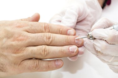 erkek manikür işlemi