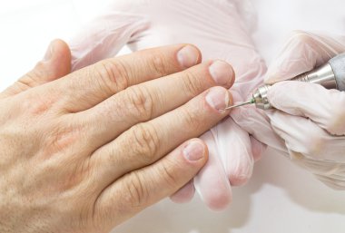 erkek manikür işlemi