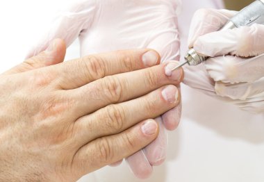 erkek manikür işlemi