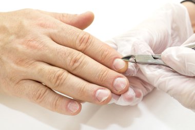 erkek manikür işlemi