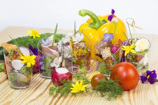 Mini canapés em copos de plástico — Fotografia de Stock