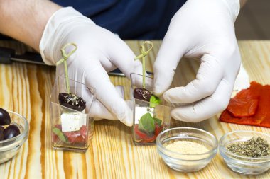 aşçı kitche kanepeler hazırlar