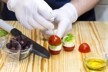 aşçı kitche kanepeler hazırlar