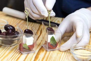 aşçı kitche kanepeler hazırlar