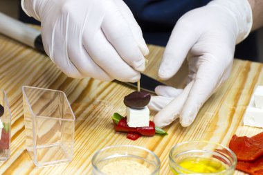 aşçı kitche kanepeler hazırlar