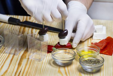 aşçı kitche kanepeler hazırlar