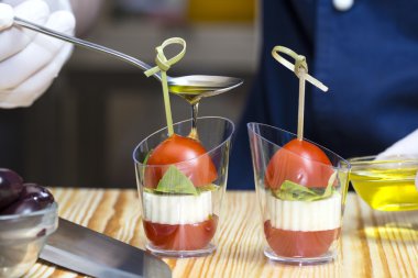 aşçı kitche kanepeler hazırlar