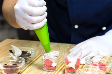 aşçı kitche kanepeler hazırlar