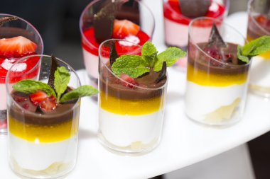 plastik bardak dekore edilmiş Mini kanepeler