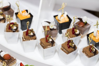 plastik bardak dekore edilmiş Mini kanepeler