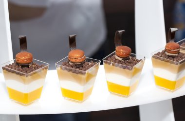 plastik bardak dekore edilmiş Mini kanepeler 