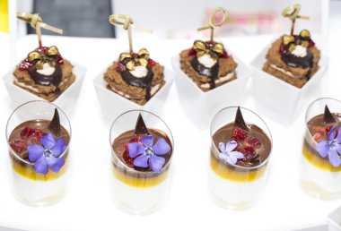 plastik bardak dekore edilmiş Mini kanepeler 