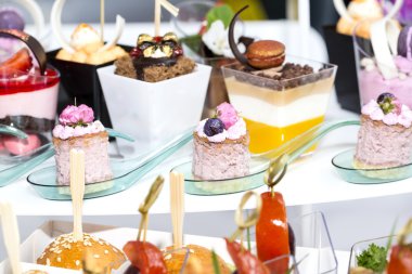 plastik bardak dekore edilmiş Mini kanepeler 