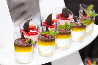 plastik bardak dekore edilmiş Mini kanepeler 