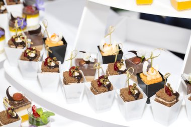 plastik bardak dekore edilmiş Mini kanepeler 