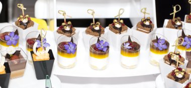 plastik bardak dekore edilmiş Mini kanepeler 