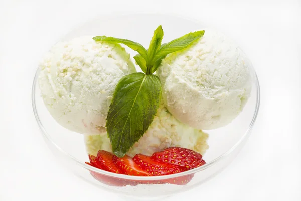 Мороженое с карамельным соусом — стоковое фото