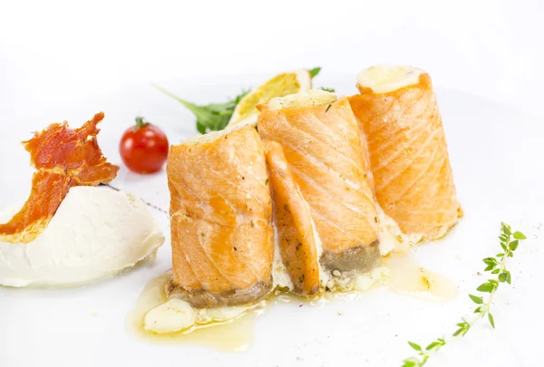 Fried fish rolls with herbs and vegetables — Stock Photo, Image