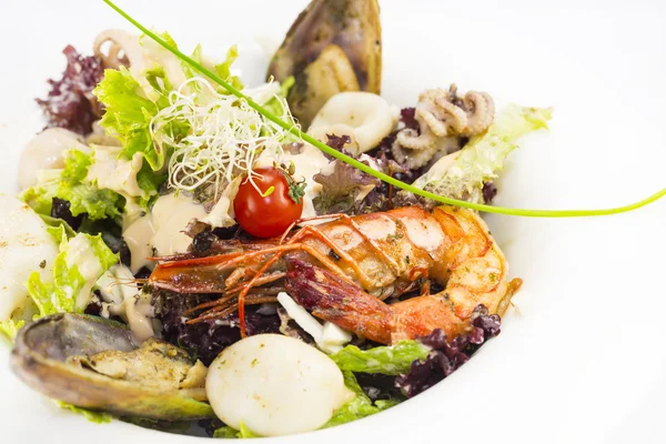 Saláta zöldségekkel és tengeri élelmiszerekkel — Stock Fotó