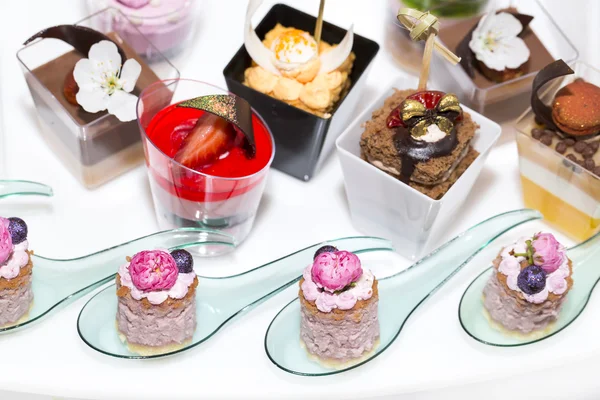 plastik bardak dekore edilmiş Mini kanepeler 