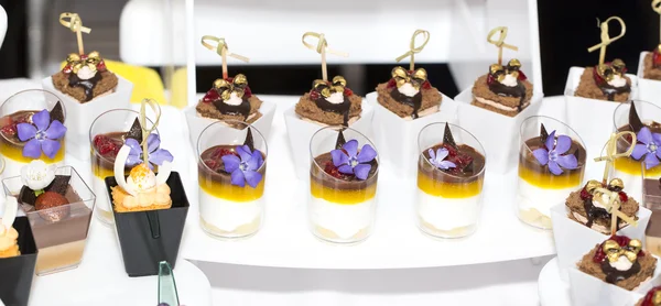 plastik bardak dekore edilmiş Mini kanepeler 