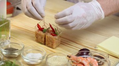 aşçı kanepeler hazırlar