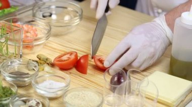 aşçı kanepeler hazırlar