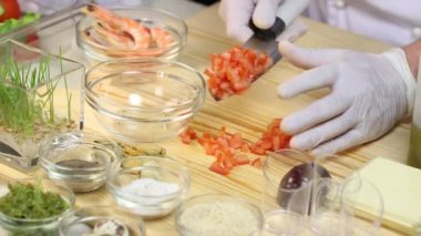 aşçı kanepeler hazırlar