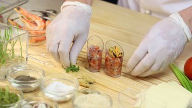 aşçı kanepeler hazırlar