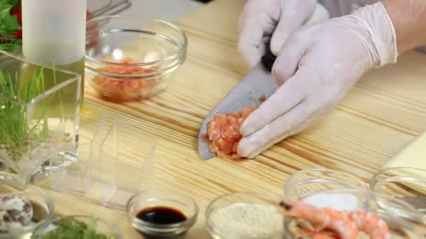 Kocken förbereder kanapéer — Stockvideo