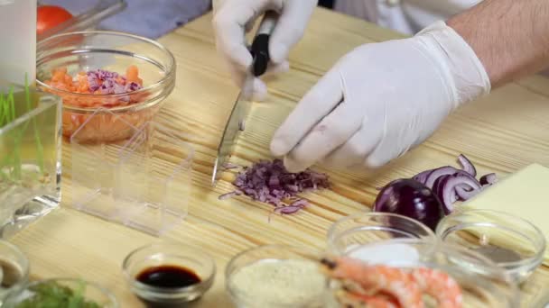 Cuisinier prépare des canapés — Video