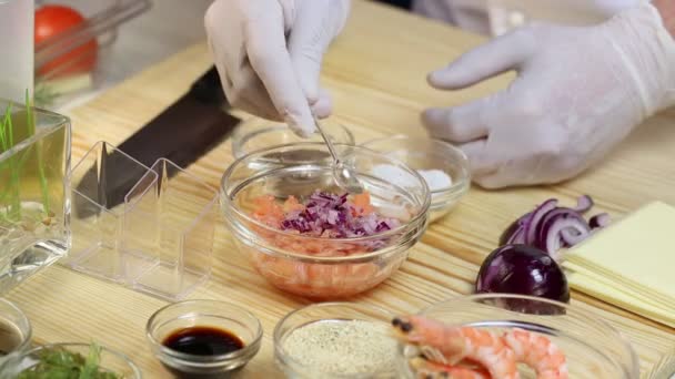 Kuchař připravuje jednohubky — Stock video
