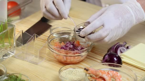 Cocinero prepara canapés — Vídeo de stock