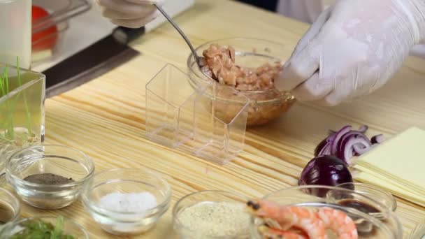 Kocken förbereder kanapéer — Stockvideo