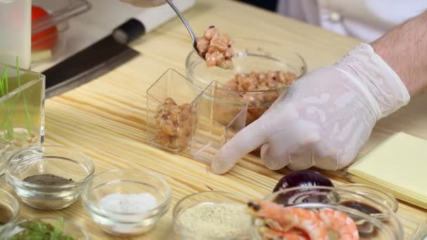 Cozinheiro prepara canapés — Vídeo de Stock