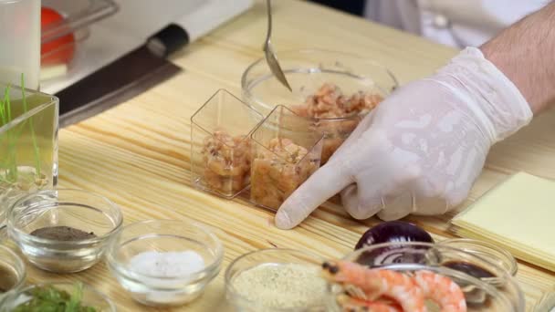 Cozinheiro prepara canapés — Vídeo de Stock