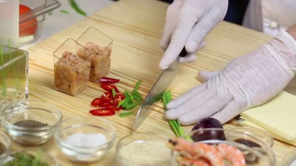 Cozinheiro prepara canapés — Vídeo de Stock