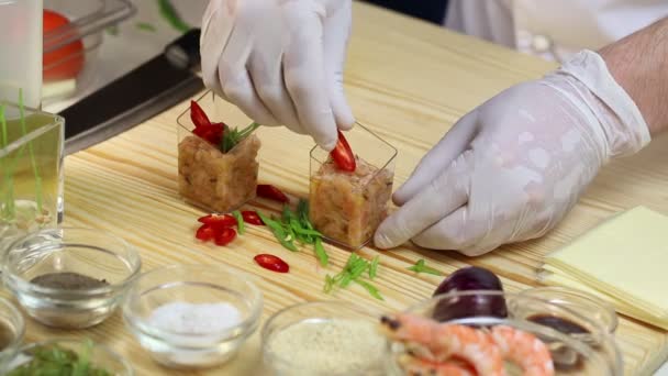 Cozinheiro prepara canapés — Vídeo de Stock