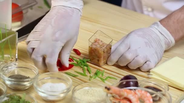 Cocinero prepara canapés — Vídeo de stock