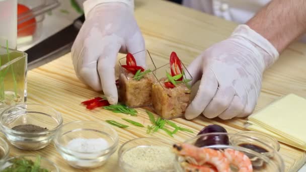 Cozinheiro prepara canapés — Vídeo de Stock