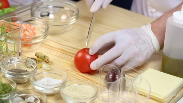 Cocinero prepara canapés — Vídeo de stock