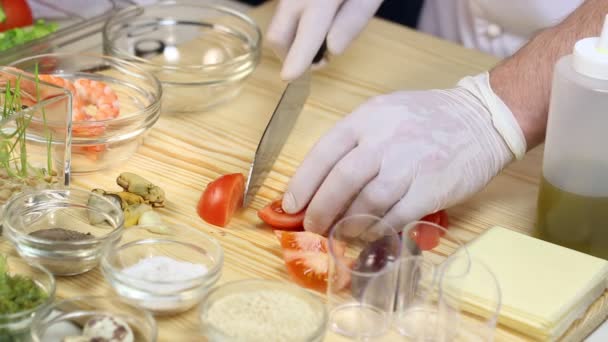 Cocinero prepara canapés — Vídeo de stock