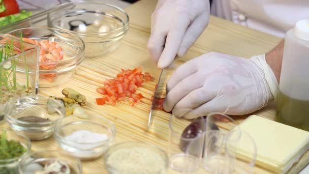 Köchin bereitet Stockbrot zu — Stockvideo