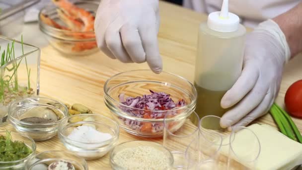 Cozinheiro prepara canapés — Vídeo de Stock