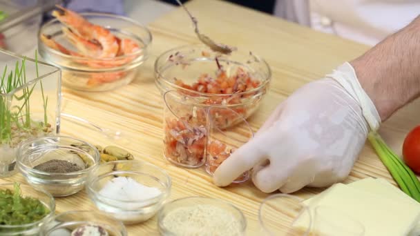 Cuisinier prépare des canapés — Video